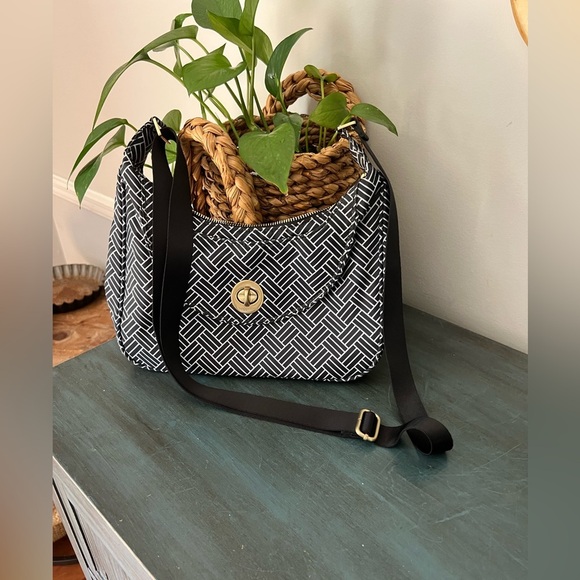 Baggallini Oslo small Hobo bag Lightweight travel bag. Fully lined. 6x11x2.25” - Picture 1 of 8